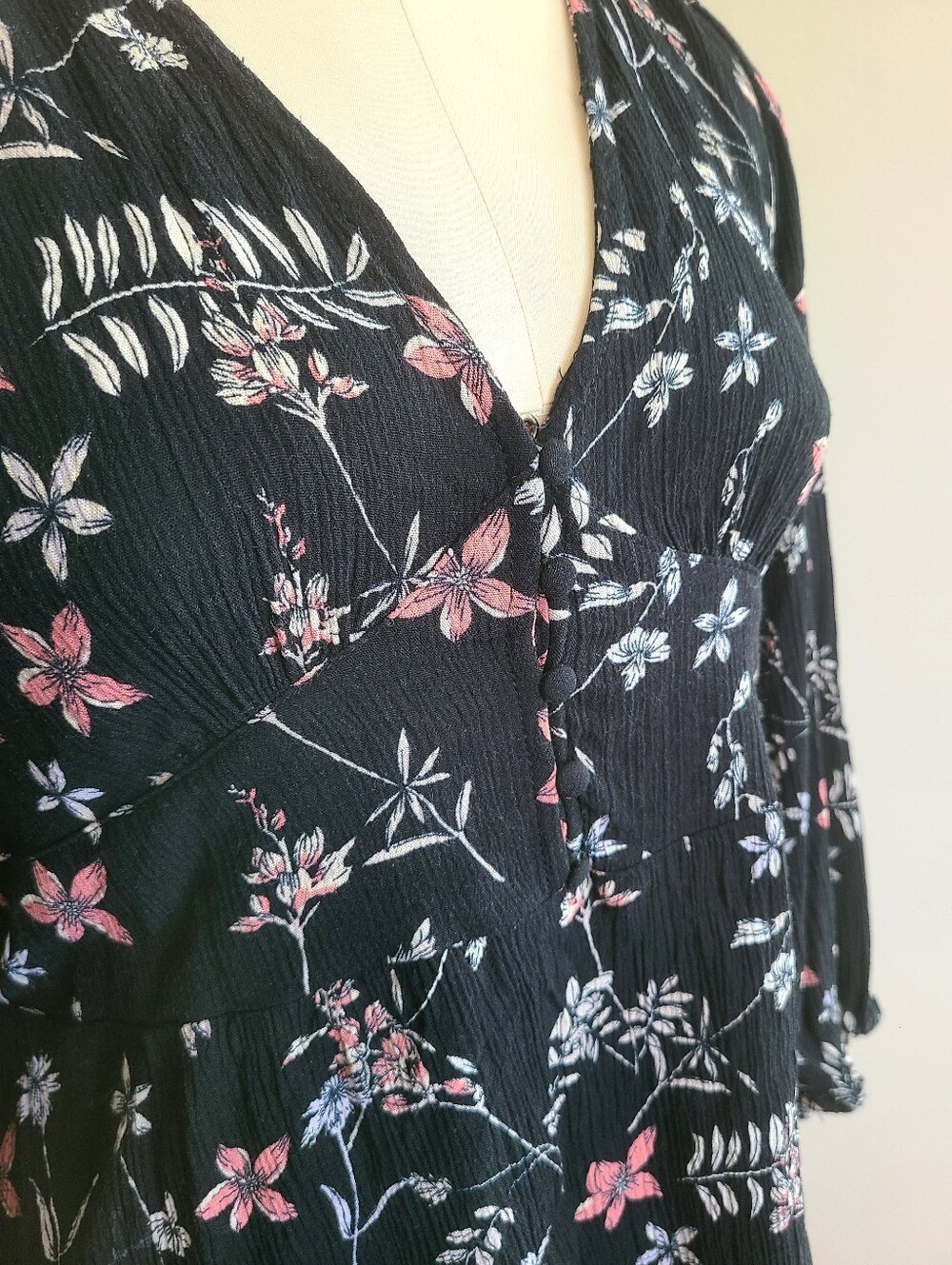 Kismet Black Floral Blouse W. Buttons - Picture 3 of 16